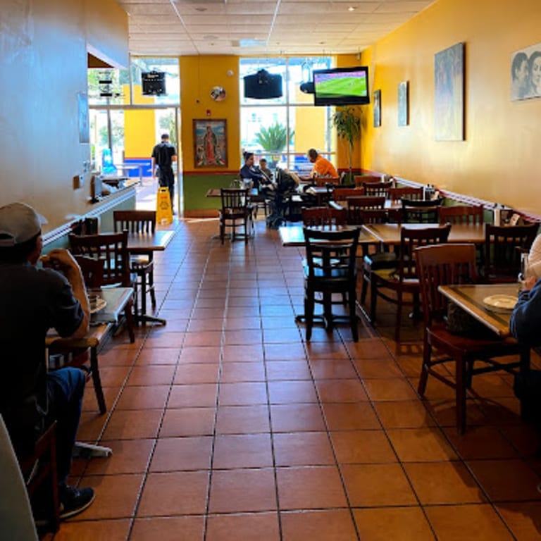 Casual and Comfortable Dining 🍽️