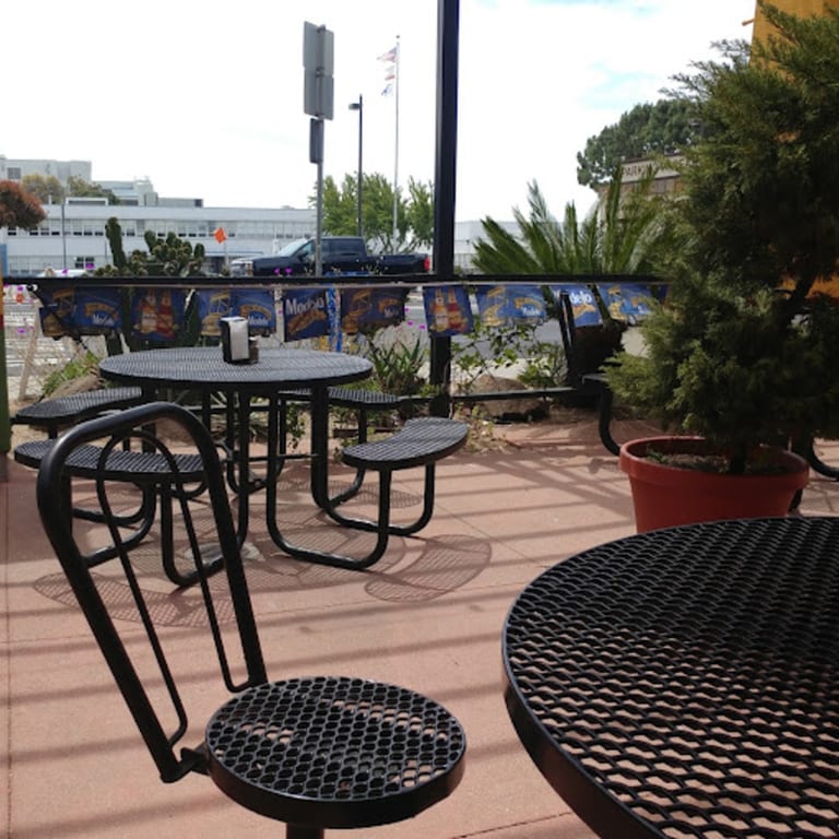 Outdoor Seating – Enjoy Your Meal Al Fresco